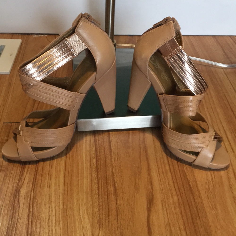 Tan and Gold Seychelles Strappy heals. Sz 7.